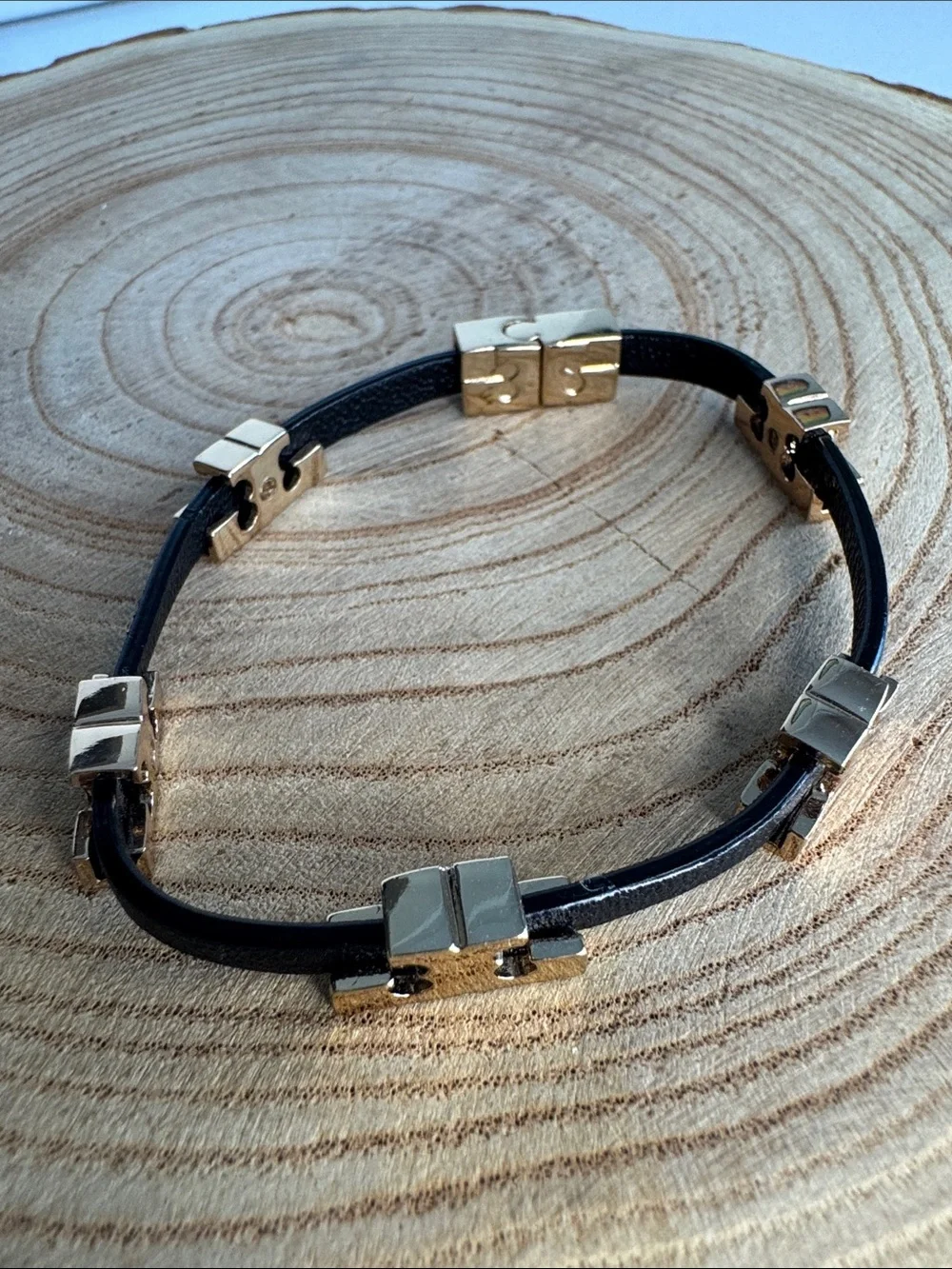 Tory Burch Serif-T Leather Single Wrap Stackable Bracelet